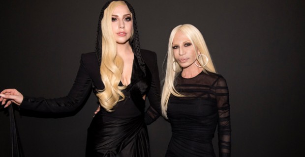 Lady Gaga e Donatella Versace alla sfilata Versace Atelier